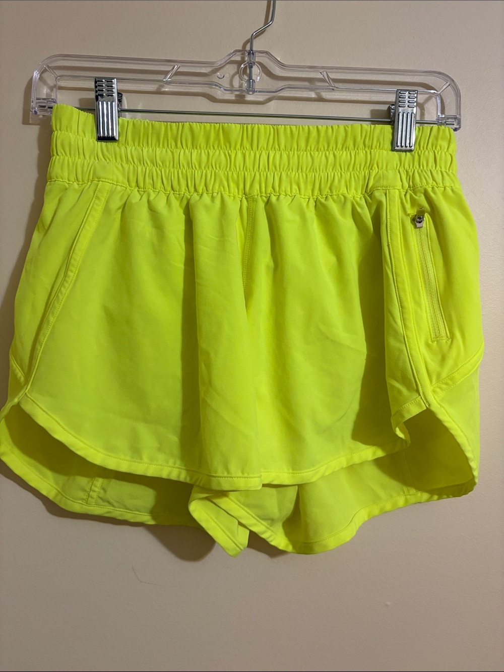 Lululemon Tracker Short V *4"
Highlight Yellow